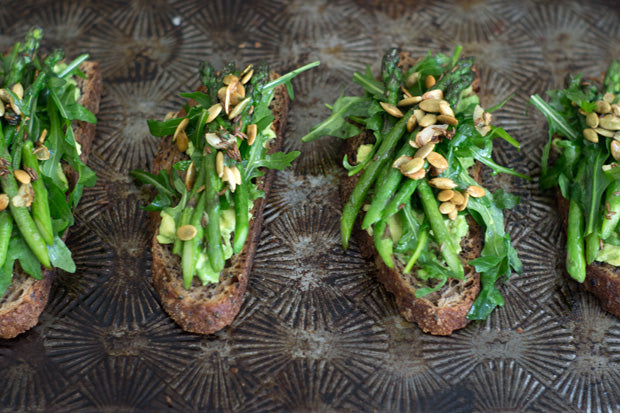 Tostadas integrales de aguacate y espárragos